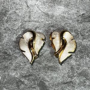 Vintage c1960s Classy Gold-Tone & White Textured Leaf Clip-On Earrings
